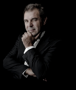 Daniele Gatti dirige il concerto con l'Orchestra e Coro del Maggio al Teatro del Maggio
